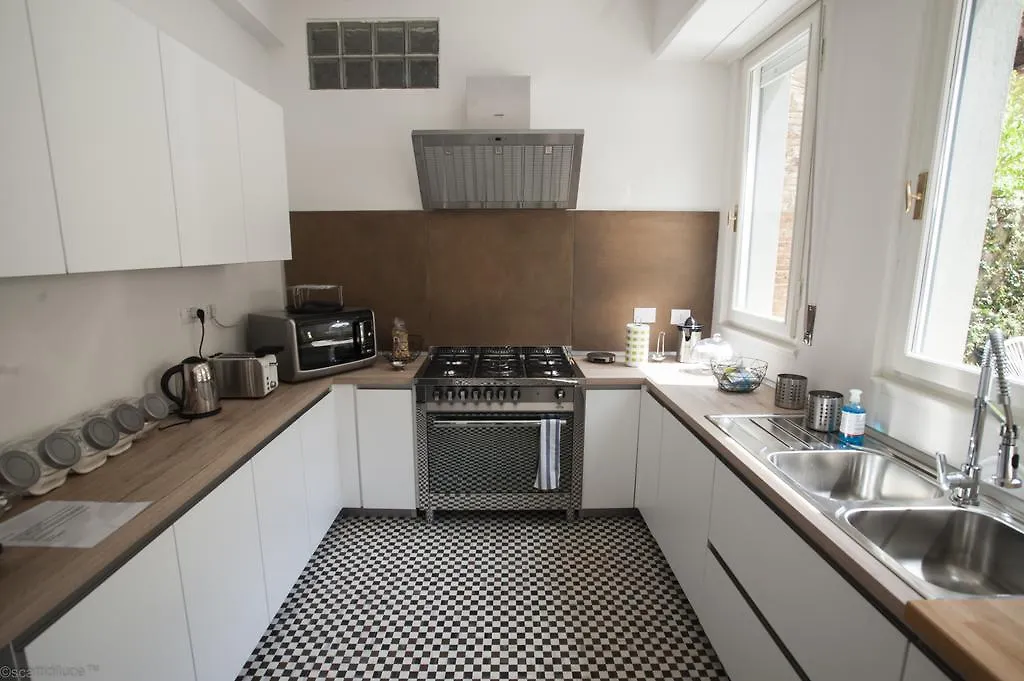 Dimora 16 Rooms & Garden Prato  Guest house Prato (Prato)